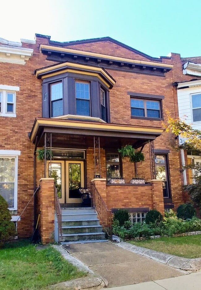 Building Photo - Beautiful & Spacious 3 Br 2 Ba Townhome in Reservoir Hill