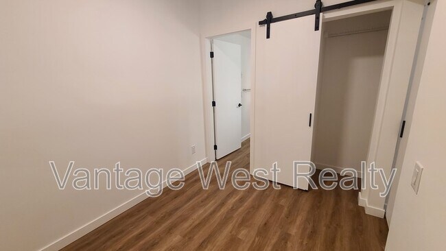 Photo - 615-615 Rutland Rd N