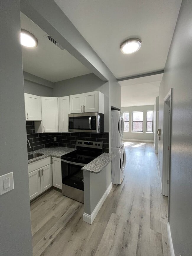 Photo - GORGEOUS 2/1 - RENOVATED! Stainless, Granite, In Unit W/D Unit Apt 28