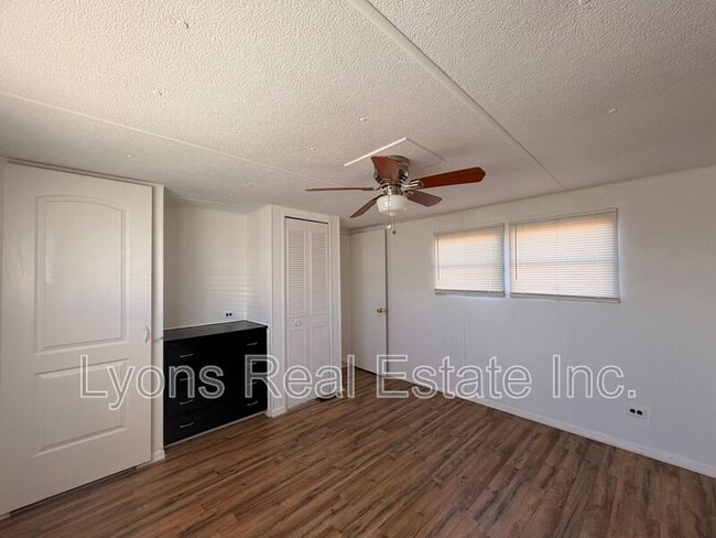 Building Photo - 121 Coachlight Ln