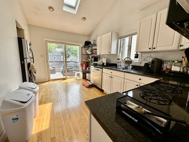 Building Photo - 33 Park St Unit 2