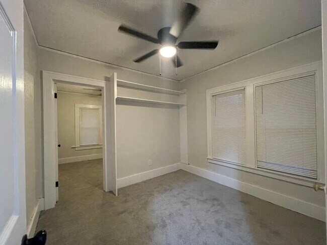 Photo - 3257 Blaine St