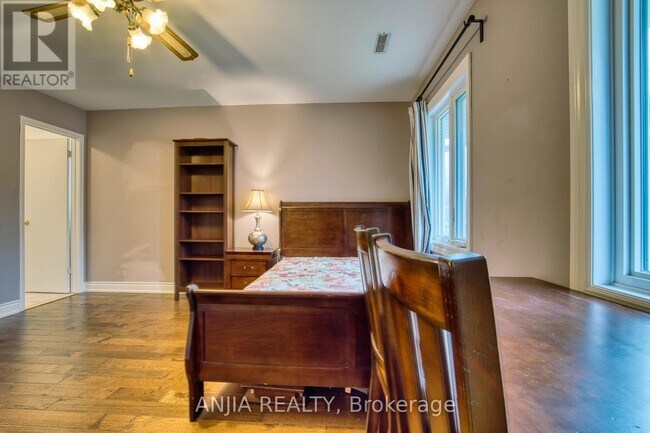 Photo - 37 Allangrove Crescent