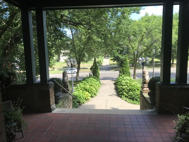 Photo - Beautiful 3 Bed / 2.5 Bath Summit Ave Cond...