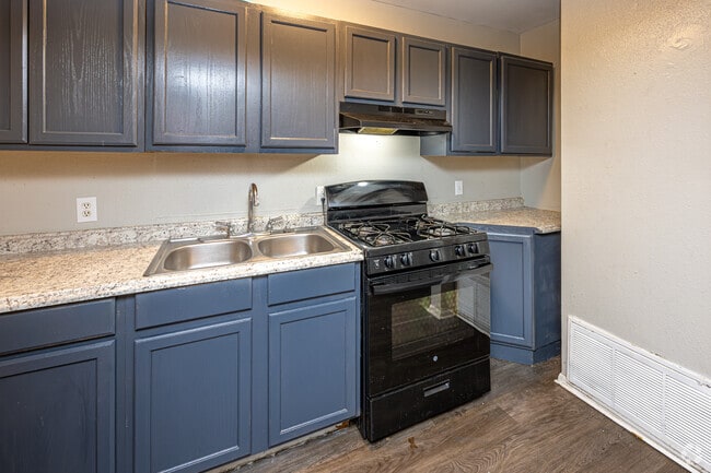 3BR, 1.5BA - 912SF - Kitchen