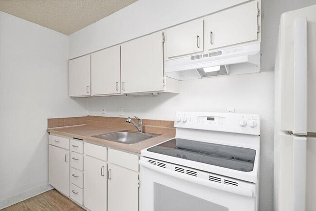Building Photo - FIRST MONTHS RENT FREE! 2 bedroom 1 bath!! Rental