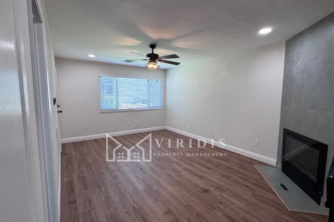 Photo - 930 Olive Dr