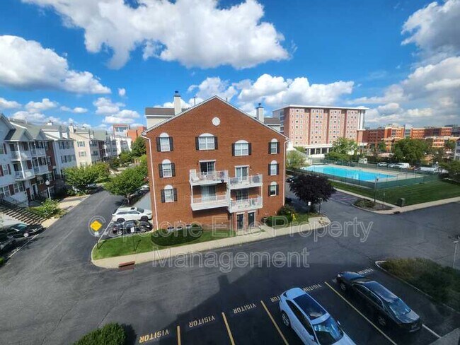 Photo - 48 Marrow St Unidad 3 - Master w/ Balcony + Walk-in Closet