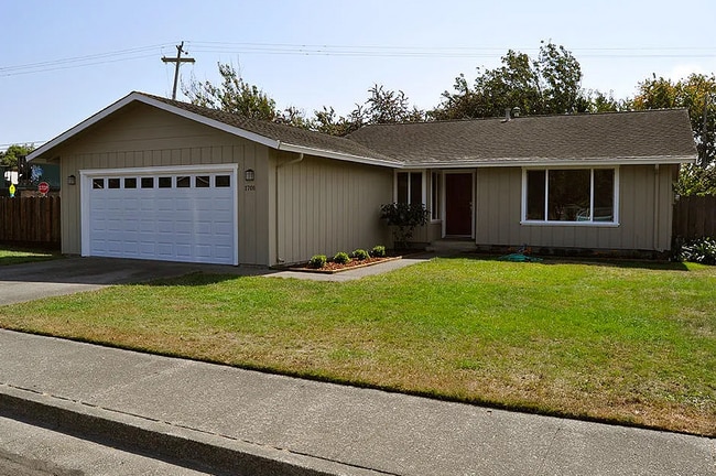 Building Photo - 1701 Antoine Ave