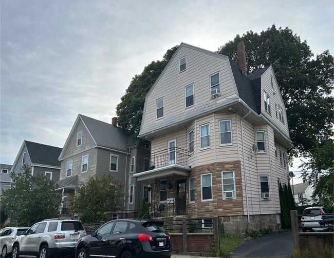 Building Photo - 20 Newbury St Unit 3