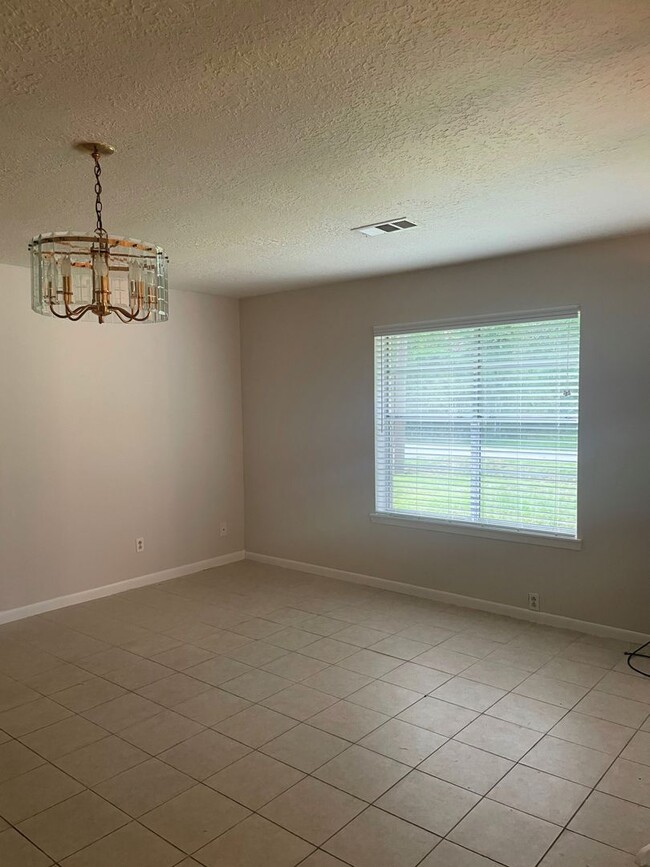 Photo - 535 Hillebrandt St