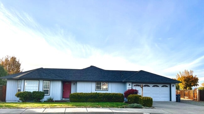 Building Photo - 3 Bedroom 2 Bath Single Family Home