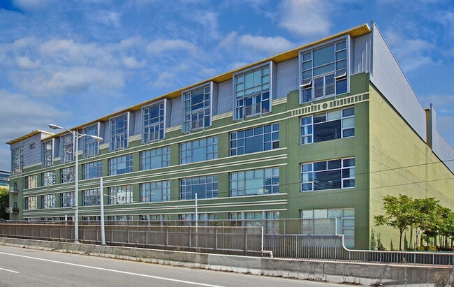 Building Photo - 1130 S FLOWER St Unit 405