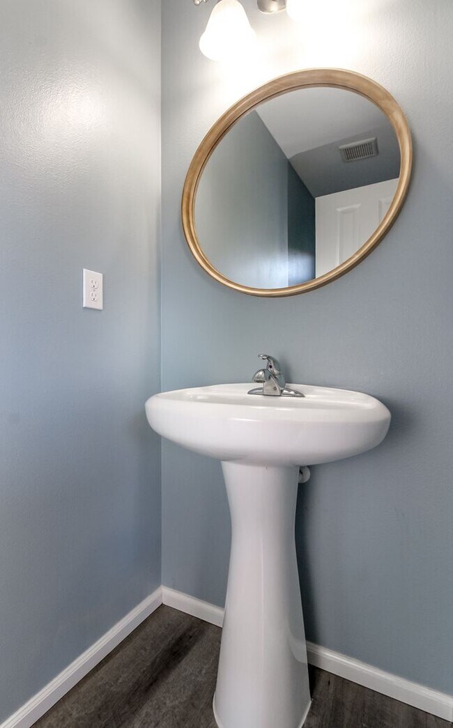 Photo - 3684 London Loop NE