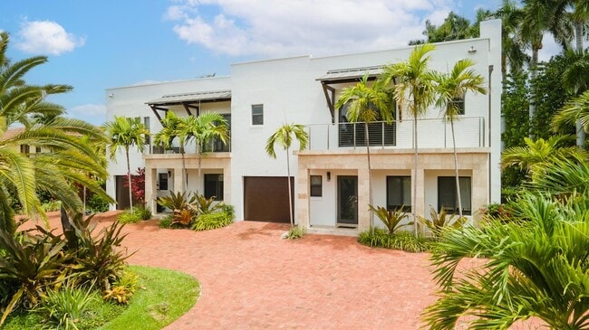 Building Photo - 1121 Bel Air Dr