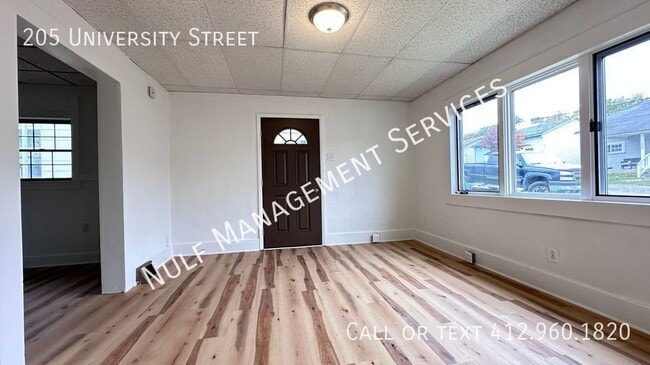 Photo - 205 University St