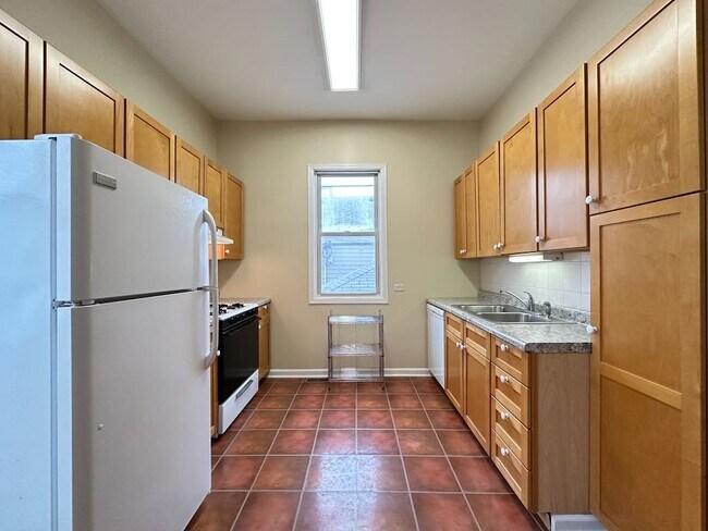 Building Photo - 1829 W Melrose St Unit J08P