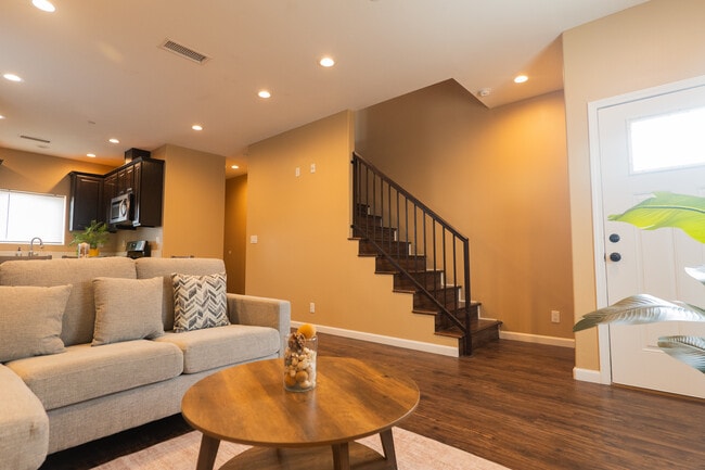 Sala de estar y cocina - 938 S Bernal Ave