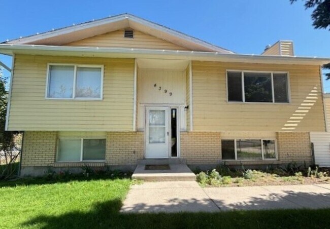 Beautiful Home with Nice Fenced Yard - 1 C... - Beautiful Home with Nice Fenced Yard - 1 C...