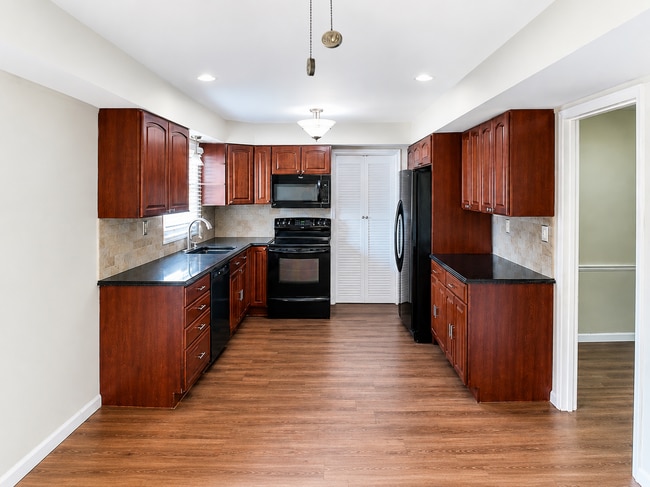 6 Hepburn Ln
