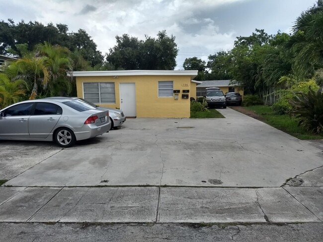 706 SW 4th Ter Unidad 4