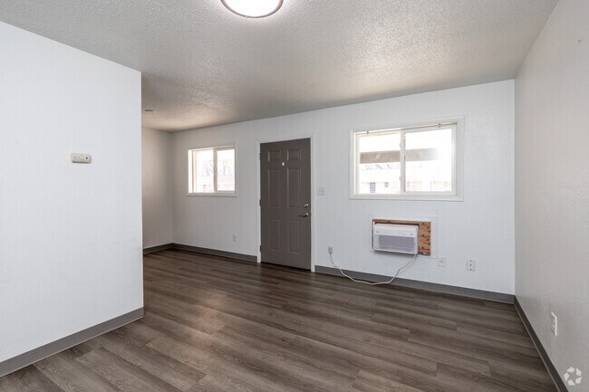 1BR, 1BA - 580SF - Living Room