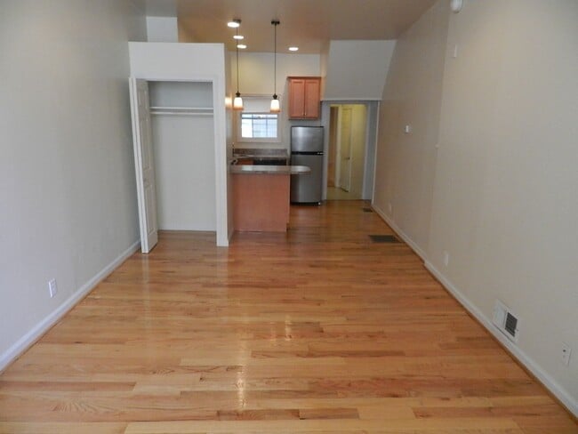 Building Photo - Beautiful 1 BR w/ in Unit #1F