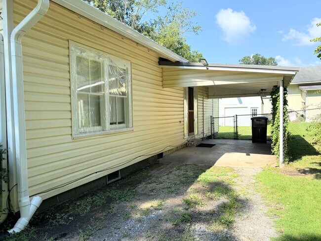 Photo - 450 Bowdon St