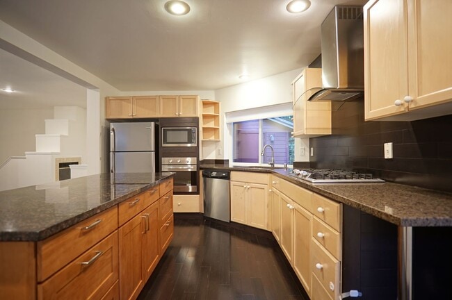 Photo - Beautiful home with 3 beds, 2.5 baths for ...