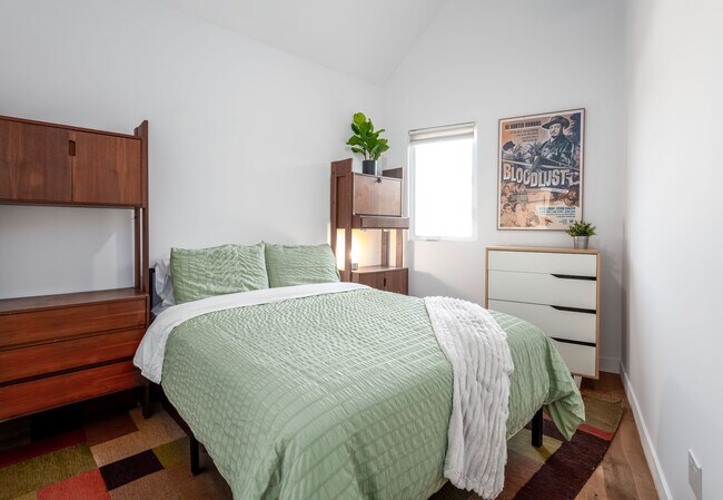 Segundo dormitorio con cama de matrimonio - 3310 1/2 S Durango Ave