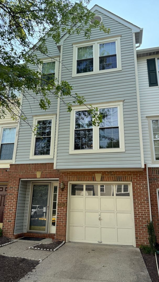 Building Photo - Glen Oaks Townhouse