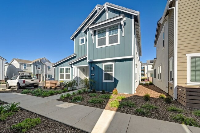 Building Photo - Beautiful 3 Bedroom Home with Updated Finishes & 2-Car Garage!