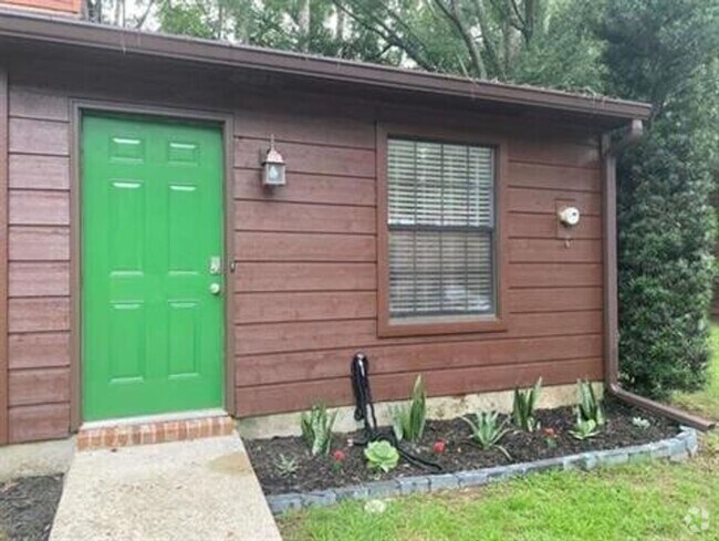 Building Photo - Modern Townhouse Just Minutes from Campus!