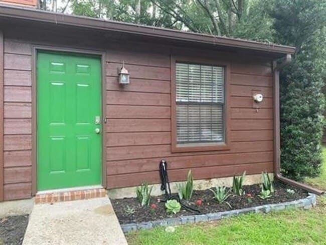 Modern Townhouse Just Minutes from Campus! - Modern Townhouse Just Minutes from Campus!