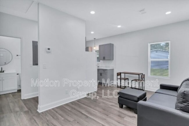 700 Carmen Ave