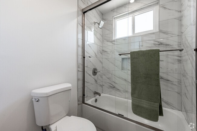1BR, 1BA, - 725SF - Bathroom