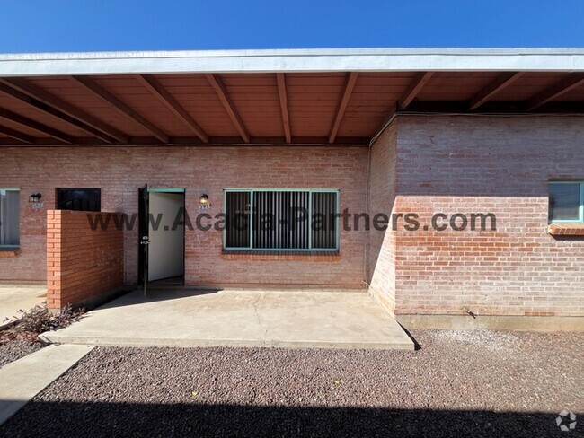 Building Photo - Beautiful 4-Plex w/ Storage Rental