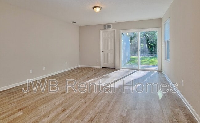 Photo - 605 James St