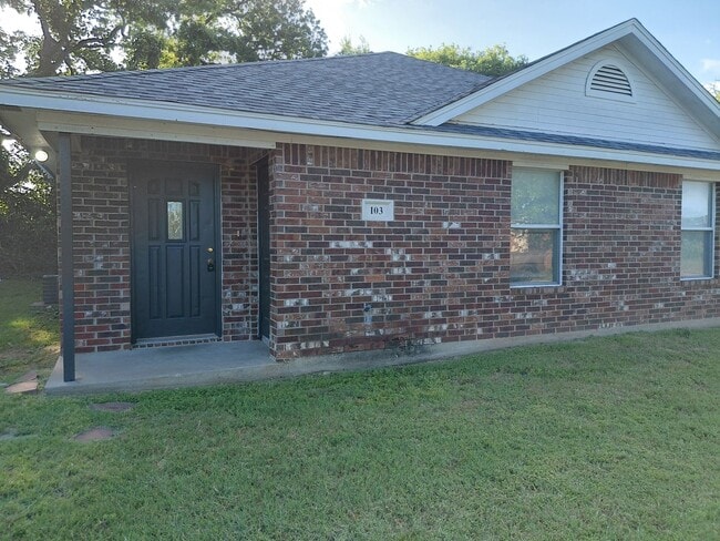 Building Photo - Adorable 3-bedroom, 2-bath featuring a fresh interior with modern finishes.
