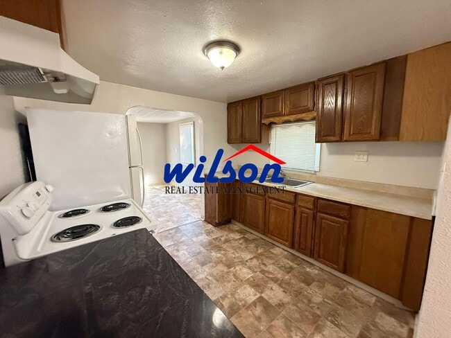 Building Photo - Spacious Home with Yard and Close to Shopp...