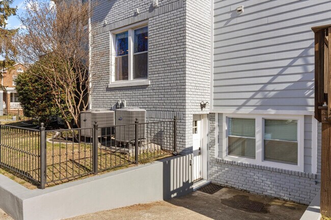 Photo - 1601 D St NE Unidad ID1037749P