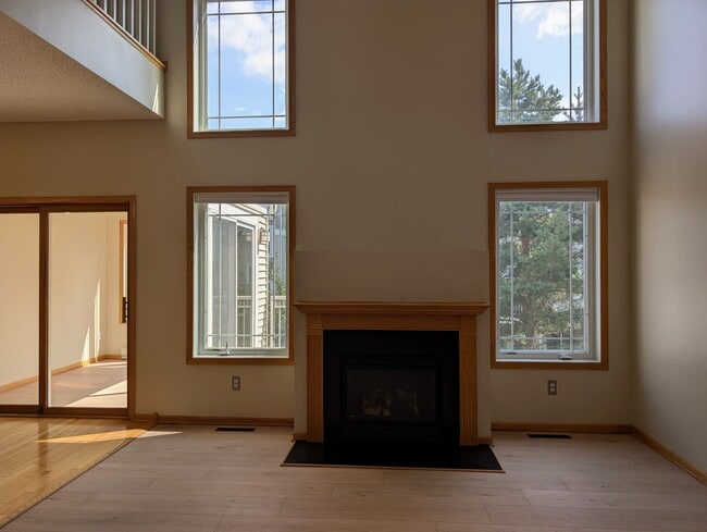 Photo - 594 Sutherland Dr