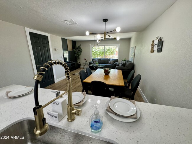 Building Photo - 122 S Hardy Dr Rental
