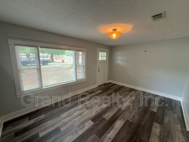 Photo - 3693 Scoggins St