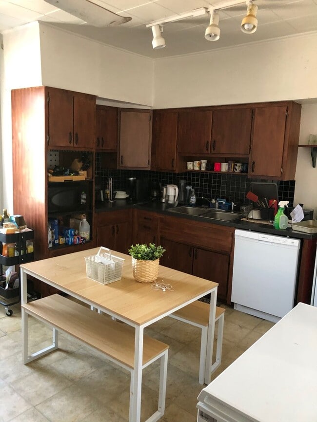 Kitchen - 1801 Sidney St Apartments