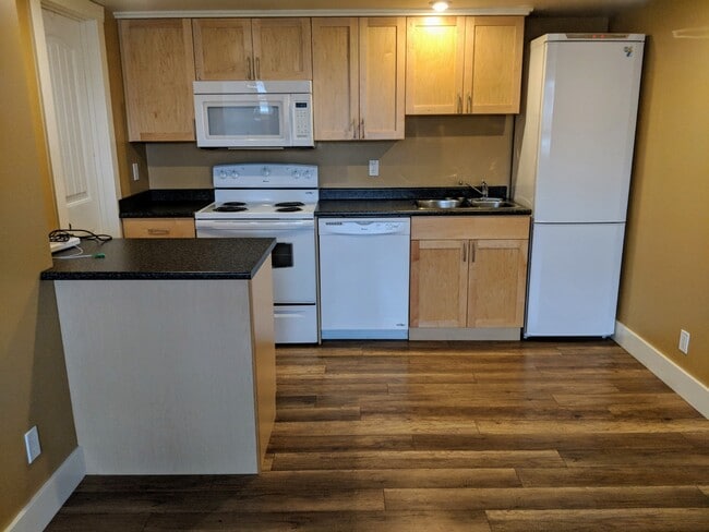 Building Photo - 860-105 105 Ave