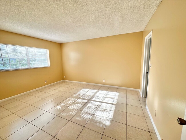 Photo - 8900 W Sample Rd Unidad 106