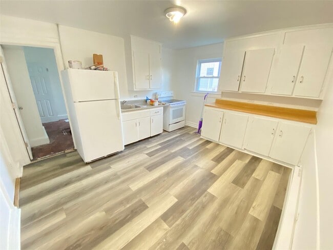 Building Photo - 100 Lincoln Pl Rental