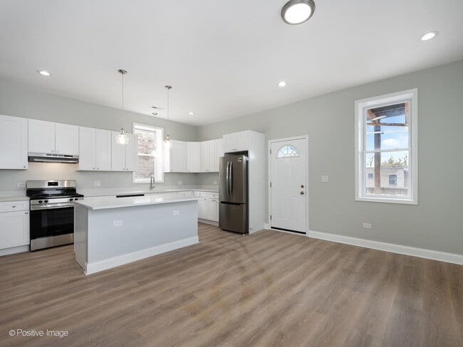 Photo - 2650 N Sawyer Ave