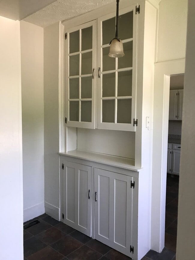 Building Photo - Beautiful Home Close to Downtown and ETSU